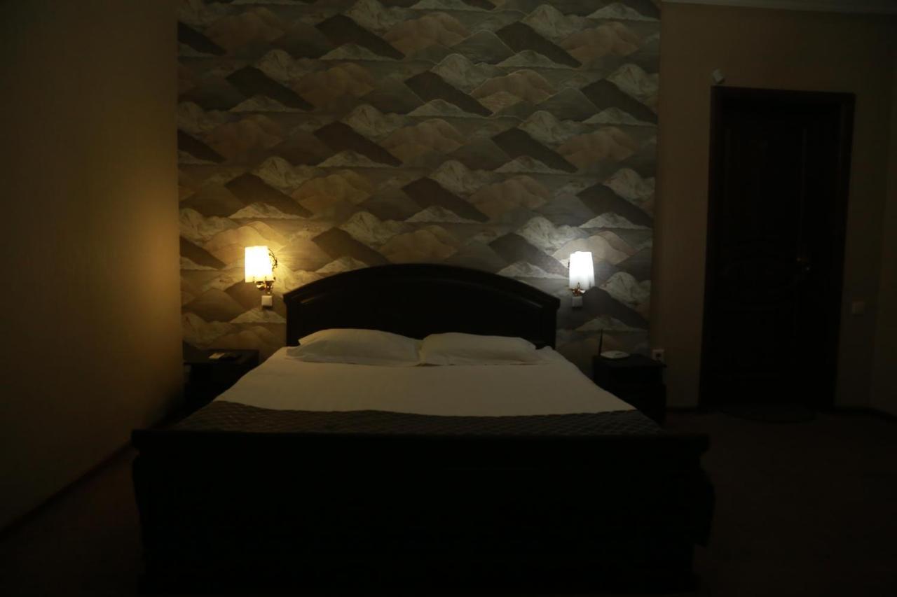 Vip Mini Hotel 세메이 외부 사진